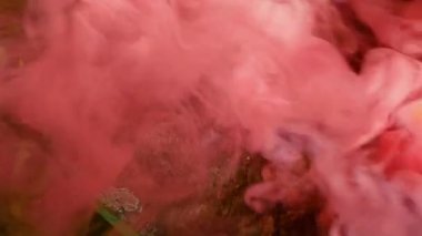 Yanan kırmızı duman bombası. Kırmızı duman arkaplanı