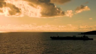 Güzel bulutlu bir gökyüzünün arka planında gemi tankeri. Tanker gemileriyle Philipsburg Adası 'nda seyir halinde. Deniz endüstrisi. Liman turu. Philipsburg 01.28.20