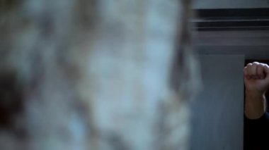 Yaşlı bir adam eski bir evdeki eski bir kapıyı çalar, ziyaretçi ahşap bir kapıyı çalar. Dışarıdaki eski bir eve ağır çekim vuruyor.