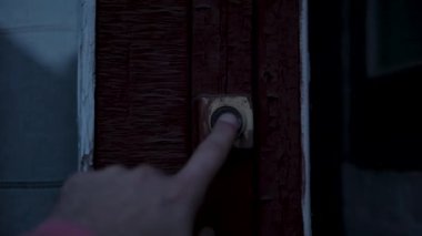 Evdeki zili çal. Adam özel eve gitmek için parmağını zile bastırıyor. Zil ön kapıyı çalıyor..