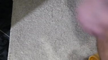 Adamın biri pantolonunu indirmiş tuvalete koşuyor, tuvalette oturuyor. Tuvalette pantolonunu çıkaran adam. İnsanlardaki rektum sorunları, kabızlık. İshal hissediyorum..
