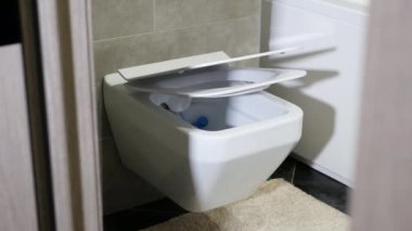 Otomatik çekmecenin üstündeki tuvalet kapağı için kapama sistemi. Modern klozet iç kısımda..