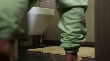 Prostat adenomuyla ilgili problemler, sık sık işeyen bir erkek. İhtiyaçtan kurtulmak için tuvalete koş. Üreme sistemi hastalığından. Tuvaletteki adam pantolonunu indiriyor.