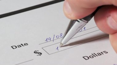 10 milyon dolarlık bir çek yaz. Adamın biri 10,000,000 dolarlık bir çek yazıyor. Çek ile ödeme, kağıt üzerine para formu yazın.
