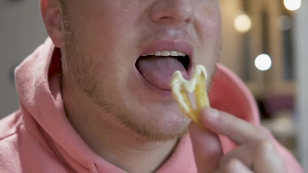 Ağır Çekimde Soslu Patates Kızartması Yiyen Genç Adam Sağlıksız Yemekler — Stok video