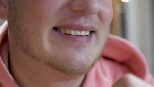 Κοντινό Πλάνο Αργή Κίνηση Χαμογελώντας Νεαρός Άνδρας Τρώει Τηγανιτές Πατάτες — Αρχείο Βίντεο