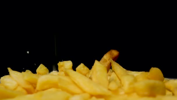 黒を基調としたターンテーブルでフライドポテトを食欲をそそる ファーストフードの塩漬けジャガイモ — ストック動画