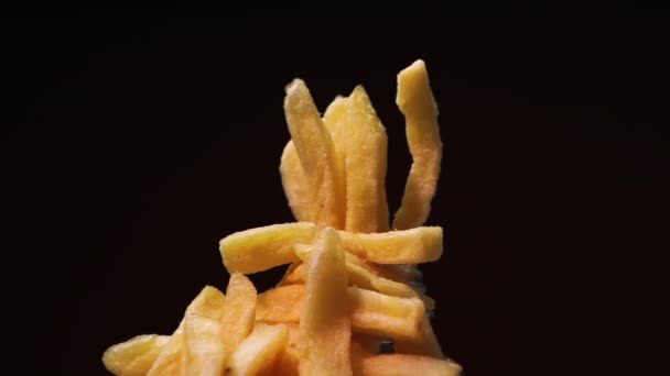 Batatas Fritas Apetitosas Uma Plataforma Giratória Fundo Preto Fast Food — Vídeo de Stock