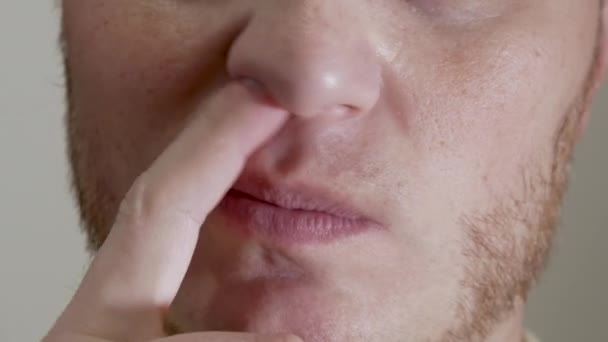Adam Parmağıyla Burnunu Karıştırıyor Parmağınla Burnuna Zararlı Bakteriler Getir — Stok video