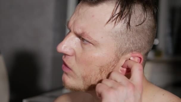 Muž Prstem Poškrábe Uchu Mladý Muž Problémy Sluchem Strkáš Prst — Stock video