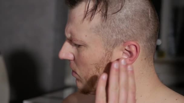 Muž Zaklepe Poškrábe Prstem Uchu Mladý Muž Problémy Sluchem Strkáš — Stock video