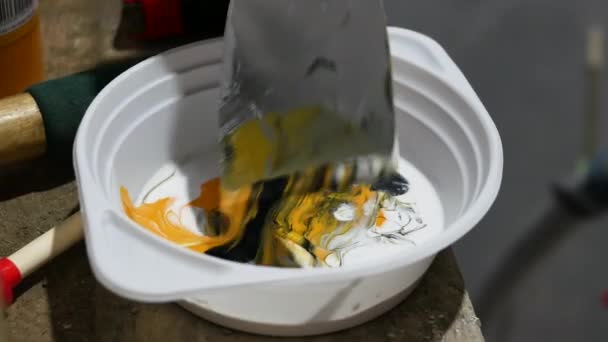 Pittura Creativa Decorativa All Interno Ragazza Applica Vernice Una Spatola — Video Stock