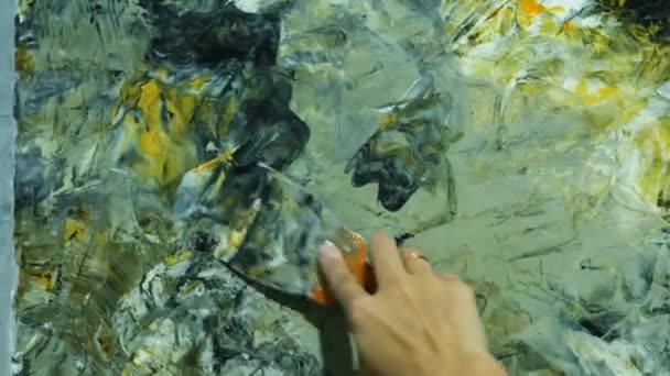 Dekoracyjny Twórczy Obraz Wnętrzu Dziewczyna Nakłada Farbę Łopatką Ścianę Malować — Wideo stockowe