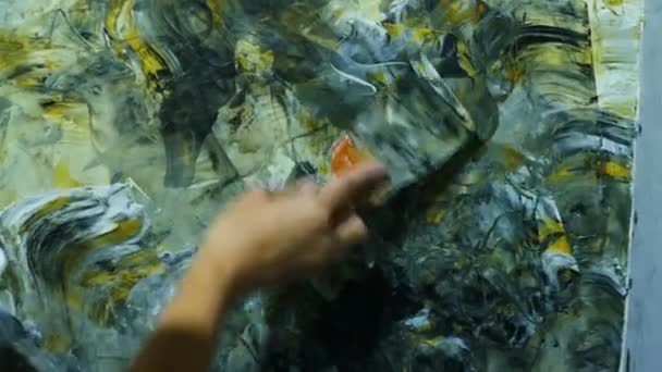 Dekoratif Yaratıcı Resim Kız Duvarında Bir Spatula Ile Boya Uyguluyor — Stok video