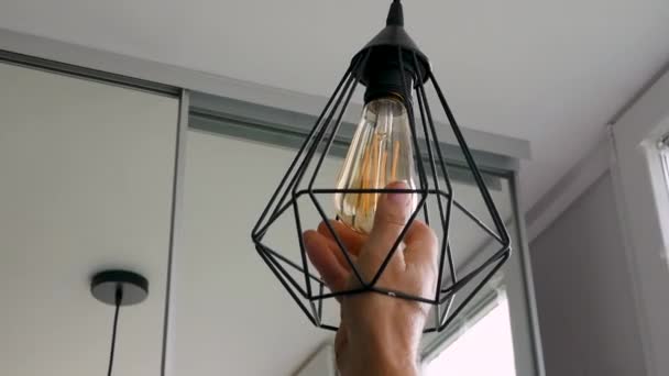 Mano Anciano Desenrosca Lámpara Una Lámpara Techo Moderna Para Reemplazar — Vídeos de Stock
