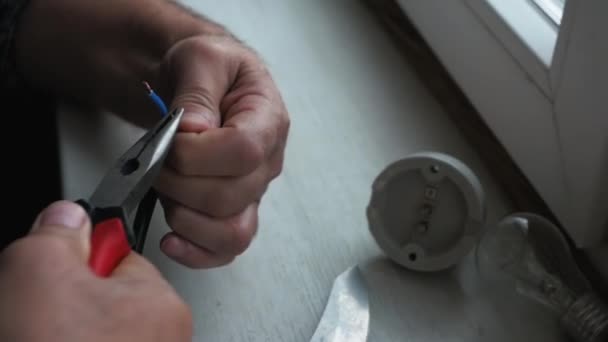 Elektrikář Izoluje Drát Kleštěmi Muž Připojí Elektrický Drát Žárovce — Stock video