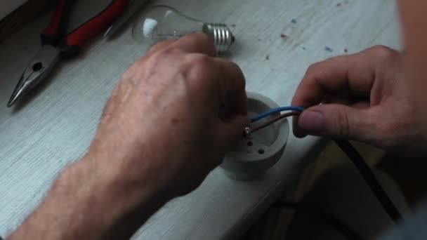 电工把电线连接到灯泡插座上 把电连接到电线上 节省电力概念 — 图库视频影像