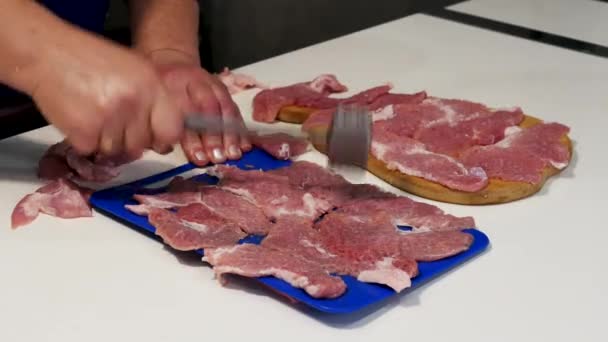 用生肉做肉片的女手 用金属制的木槌在终板上敲打肉片 — 图库视频影像
