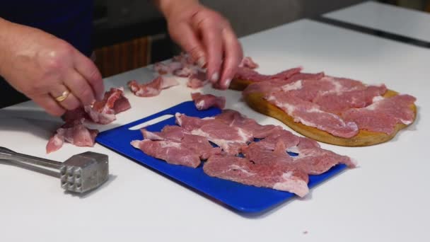 Estilo Vida Manos Femeninas Preparando Chuletas Carne Cruda Golpeando Carne — Vídeo de stock