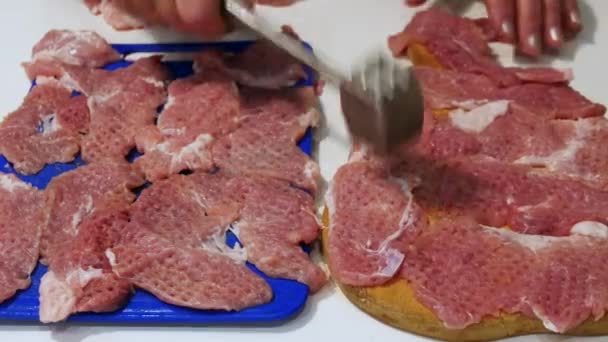 Estilo Vida Las Manos Femeninas Preparan Chuletas Carne Cruda Golpeando — Vídeo de stock