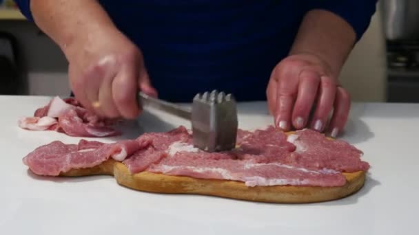 Styl Życia Kobiece Dłonie Przygotowujące Kotlety Mięsne Surowego Mięsa Pukające — Wideo stockowe