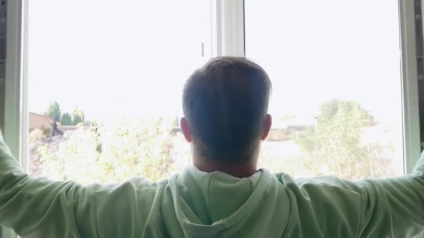 Szczęśliwy Młody Człowiek Otwiera Okna Mieszkaniu Cieszyć Się Porankiem Młody — Wideo stockowe