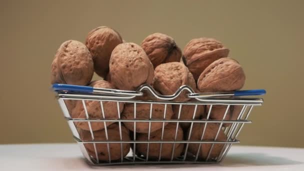 Vlašský Ořech Slupce Košíku Supermarketu Otáčí Stole Přírodní Ořechy Sklizeň — Stock video