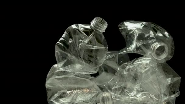 Крупный План Используемые Пластиковые Бутылки Черном Фоне Пластиковый Мусор Вращается — стоковое видео