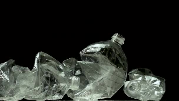 Garrafas Plástico Usadas Fundo Preto Lixo Plástico Gira Sobre Mesa — Vídeo de Stock
