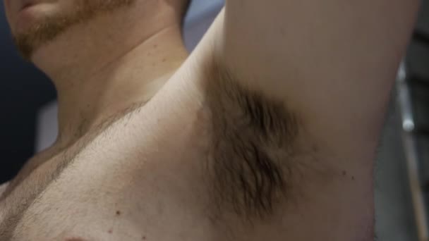 男士们的腋窝 用除臭剂在毛茸茸的腋窝下闻起来令人愉快 人体上的人渣除臭剂清新剂 — 图库视频影像