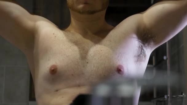 Homem Demonstra Axilas Peludas Depilação Depilação Cabelo Masculino Homem Remove — Vídeo de Stock