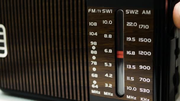 Närbild Man Lyssnar Radion Gammal Mottagare Ställ Analog Radio Skala — Stockvideo