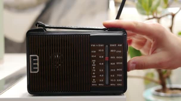 Yakın Plan Adam Parmaklarıyla Retro Mekanik Radyo Alıcısını Ayarlıyor Anteni — Stok video