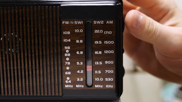 Bir Adam Mekanik Radyo Alıcısını Parmaklarıyla Ayarlar Eski Tutucu Bir — Stok video