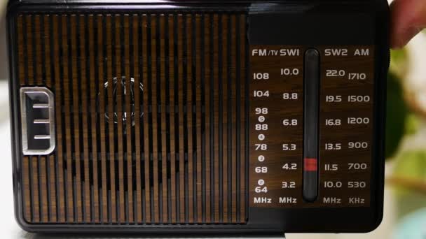 Yakın Plan Adam Parmaklarıyla Retro Mekanik Radyo Alıcısını Ayarlıyor Eski — Stok video