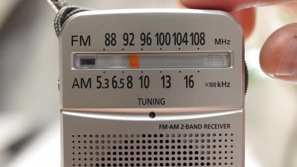 Homme Écoute Une Onde Radio Radio Récepteur Antique Avec Antenne — Video