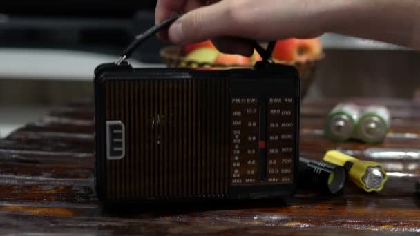 Bir Adam Eski Ahşap Bir Masadaki Radyo Dalgasını Akort Ediyor — Stok video