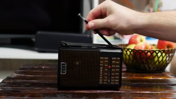Eski Ahşap Bir Masadaki Radyo Dalgasını Ayarlıyor Anteni Olan Antika — Stok video