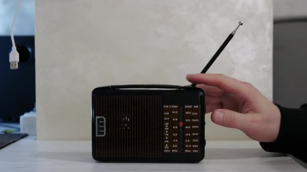 Die Hand Eines Mannes Schlägt Eine Radiowelle Auf Einen Alten — Stockvideo