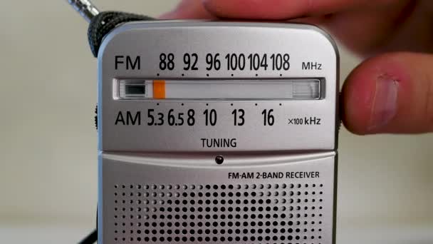 Close Segure Rádio Sintonize Onda Rádio Rádio Uma Mesa Madeira — Vídeo de Stock