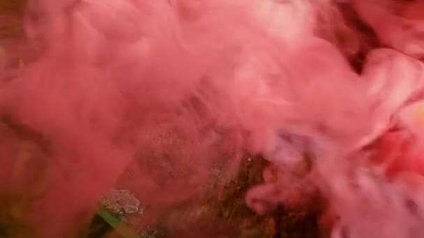 赤い煙の爆弾を粉砕 赤い煙の背景 — ストック動画