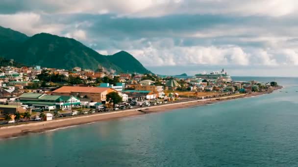 在加勒比罗索岛上的群山的背景下 五彩斑斓的房屋随着时间的流逝而消逝 时光飞逝 带着游轮俯瞰着一个美丽的岛屿 美丽的蓬松的云 Roseau 2020 — 图库视频影像
