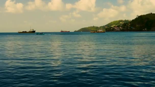 バセターレ島の港近くの海のタンカー ボートで美しい風景をロードします 港内の商船の到着02 2020 バセターレ島 — ストック動画