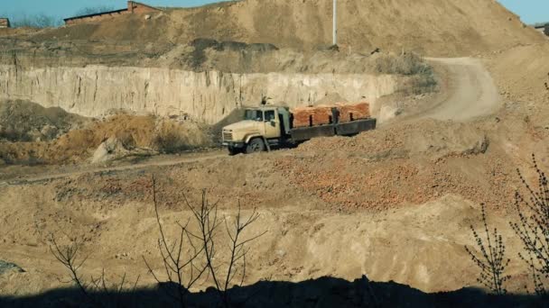 红砖生产 粘土采石场 用砖块装的卡车工业 乌克兰03 2020 — 图库视频影像