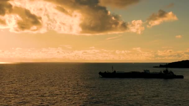 Корабельный Танкер Фоне Красивого Облачного Неба Круизный Порт Танкерами Остров — стоковое видео