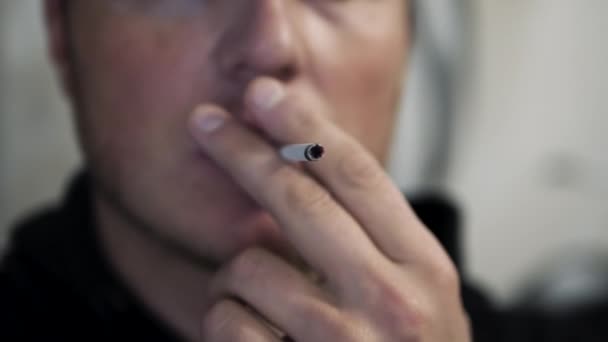 Mladý Muž Kouří Zblízka Cigaretu Zapal Cigaretu Zapalovačem Zapal Cigaretu — Stock video