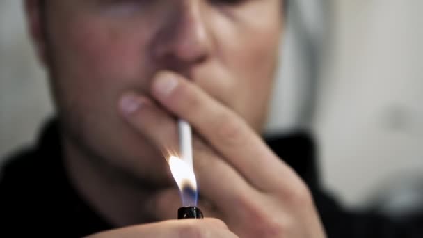 Junger Mann Raucht Eine Zigarette Zünden Sie Eine Zigarette Mit — Stockvideo