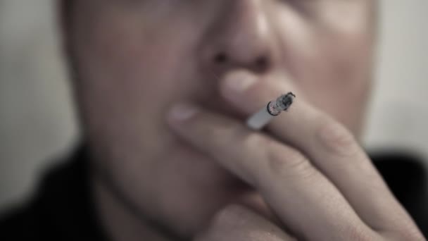 Ein Mann Raucht Eine Zigarette Aus Nächster Nähe Und Zündet — Stockvideo