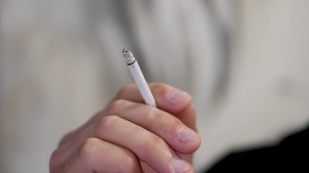 Cigarro Mão Homem Contra Fundo Bokeh — Vídeo de Stock