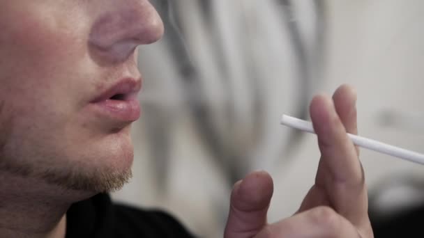 Giovane Fuma Una Sigaretta Vicino Accendi Una Sigaretta Con Accendino — Video Stock